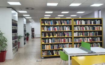 Unutrašnjost Gradske biblioteke Čačak sa policama ispunjenim knjigama, čitaoničkim stolovima i svetlim, modernim prostorom namenjenim ljubiteljima knjige i čitanja.