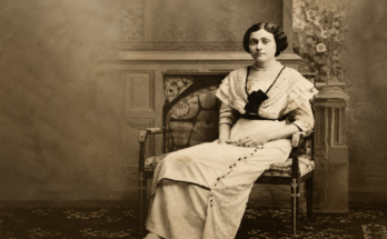 Portret Isidore Sekulić, jedne od najznačajnijih srpskih književnica i prve žene redovnog člana Srpske akademije nauka i umetnosti.