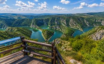 Vidikovac Molitva u Specijalnom rezervatu prirode Uvac sa panoramskim pogledom na čuvene meandre reke Uvac, strme krečnjačke litice i zelene padine tokom sunčanog letnjeg dana.