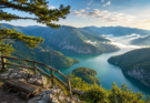 Pogled sa vidikovca Banjska stena na jezero Perućac, reku Drinu i guste četinarske šume Nacionalnog parka Tara tokom sunčanog dana.