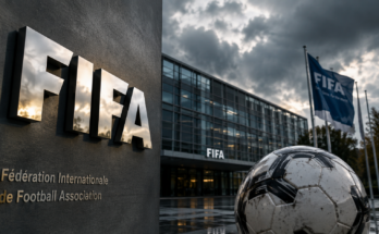 Zgrada sedišta FIFA sa fudbalskom loptom u prvom planu, ilustracija koja prikazuje aktuelnu krizu upravljanja u svetskoj kući fudbala.