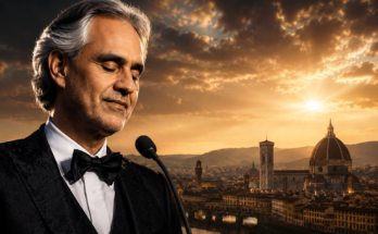 Andrea Bočeli u elegantnom crnom odelu sa leptir-mašnom, pored mikrofona, dok iza njega zalazi sunce iznad Firence.